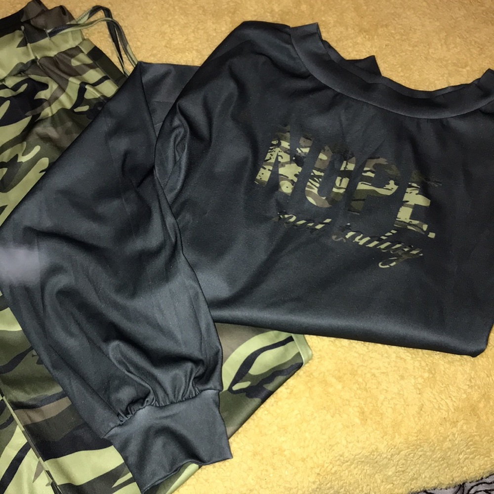 Camo Suitsuit/Women wear, size XL. Drawstring pants and long sleeve top. - Picture 3 of 4